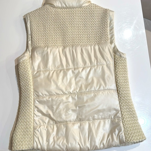 NWOT.Kenneth Cole New York, Satin Puffer Vest. Women’s size M. Color: Cream. - Picture 5 of 6
